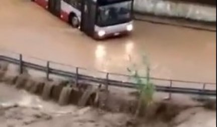 HAOS U ITALIJI! Obilne kiše izazvale poplave i klizišta! SRUŠEN MOST, CENTAR ZA VAKCINACIJU I ŠKOLE ZATVORENI! /VIDEO/