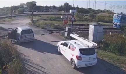 /VIDEO/ PA GDE SI KRENUO?! Vozač automobilom kod Lazarevca krenuo preko pruge, A ONDA JE NALETEO VOZ!