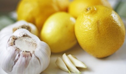 Višestruko koristan manastirski napitak od limuna i belog luka! Ova kombinacija blagotvorno utiče na imunitet!