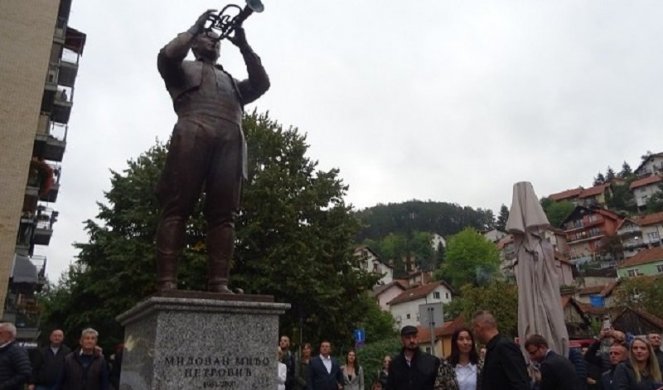 DEJAN PONOSAN NA OCA! Otkriven spomenik majstoru trube Milovanu Miću Petroviću/FOTO/