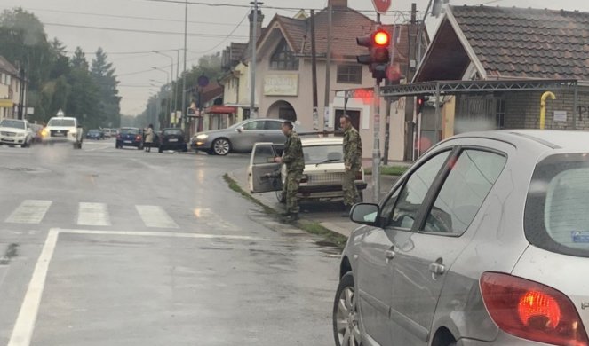 ŠOK SCENA SA BEOGRADSKIH ULICA! "Jugo" se pokvario nasred raskrsnice, a onda su iz drugog automobila izletela DVA MLADIĆA... /FOTO/