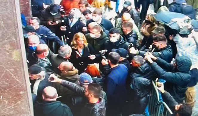 Đilasovci sprečavaju građane da uđu u Skupštinu grada, HISTERIČNI URLAJU - BEOGRADU NE TREBA METRO! Foto