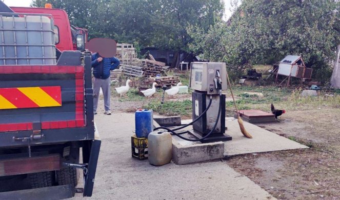 OVO NEMA NI NA FILMU! Čovek u dvorištu u Zemunu napravio benzinsku pumpu, kada je upala policija zatekla... /FOTO/