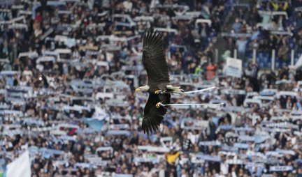 FAŠISTIČKI SKANDAL POTRESA EVROPU! Lacio u CENTRU pažnje zbog trenera MASKOTE! /VIDEO/