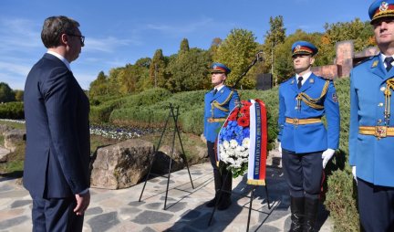 Vučić položio venac kod spomenika streljanim đacima i profesorima u Šumaricama! Dan sećanja na srpske žrtve u Drugom svetskom ratu!