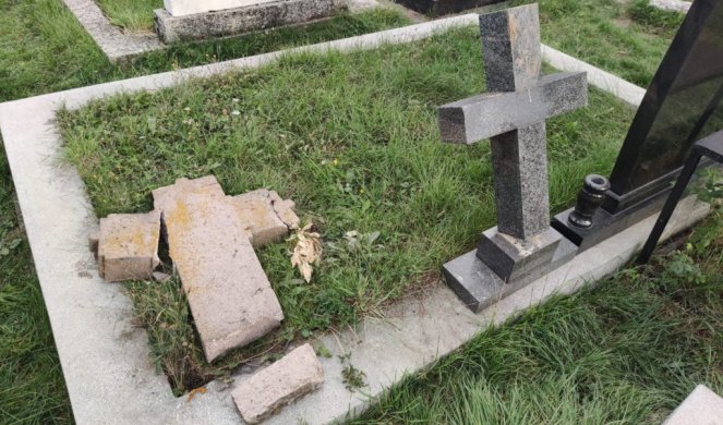 VANDALIZAM U NOVOM PAZARU! Izlomljeni spomenici na pravoslavnom groblju! /FOTO/