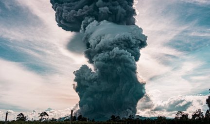 STRAVIČNI SNIMAK! Pogledajte erupciju jednog od najvećih aktivnih vulkana na svetu!