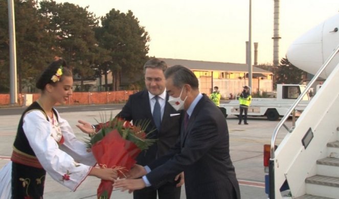 SELAKOVIĆ DOČEKAO JIA! Kineski ministar spoljnih poslova stigao u Srbiju! /FOTO/