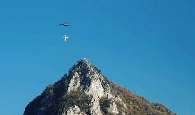 Na obronku planine Zlatar iznad manastira Mileševe POSTAVLJEN ČASNI KRST /VIDEO/