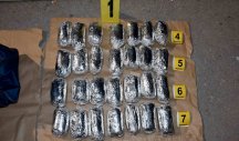 POLICIJA PRESRELA KAMION PUN DROGE! Pretresom vozila pronađeno 14 kg heroina iz Turske izuzetne čistoće/FOTO/