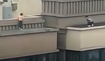 ŠTA ZNA DETE ŠTA JE 22. SPRAT! Snimak dva dečaka koji se igraju na krovu oblakodera OBIŠAO SVET!