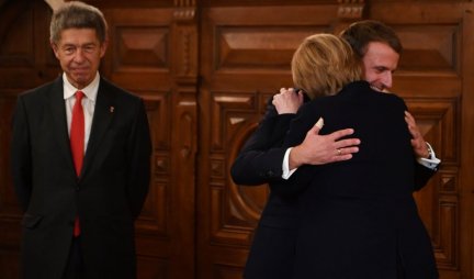 MERKELOVA PALA MAKRONU U NARUČJE! Emotivni oproštaj dvoje svetskih lidera, francuski predsednik na momenat bio potpuno ličan... /FOTO/