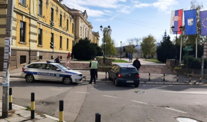 INCIDENT U CENTRU PROKUPLJA! Vozilo samo krenulo i zakucalo se u ogradu kod Gradske kuće, NA SREĆU BEZ TEŽIH POSLEDICA