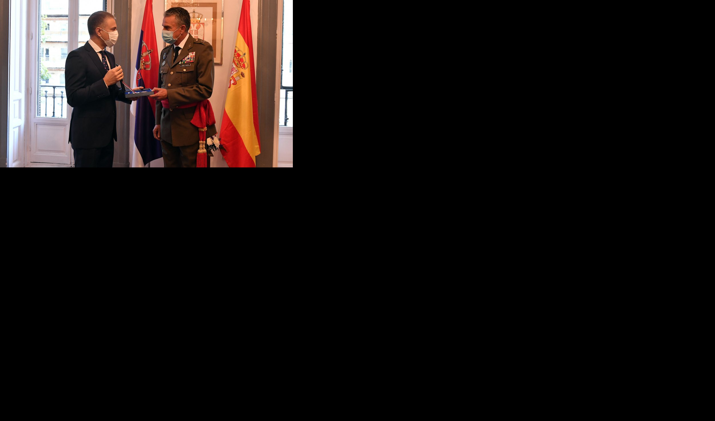 Ministar Stefanović uručio vojnu spomen-medalju španskom generalu Martinez-Faleru