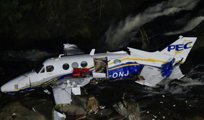 POGINULA POPULARNA PEVAČICA U PADU AVIONA! Svet u suzama, potresna slika sa mesta tragedije!