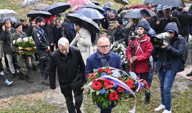 Sledeće godine u Lisičjem potoku uređen spomen-park! Goran Vesić prisustvovao obeležavanju godišnjice streljanja Beograđana! /FOTO/