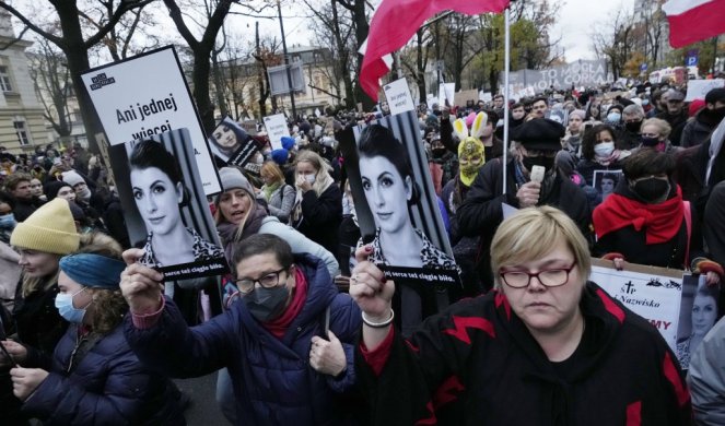 TRAGIČNA SMRT TRUDNICE DIGLA POLJSKU NA NOGE! Hiljade demonstranata na protestu protiv zakona o abortusu! /FOTO/