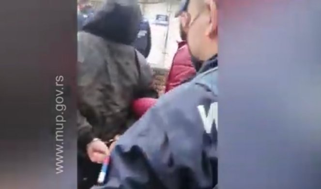 S beogradskom policijom nema zezanja... Pogledajte kako je pao razbojnik iz gradskog prevoza
