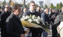 Vučić na sahrani Marinka Rokvića, u rukama venac od belog cveća! Foto