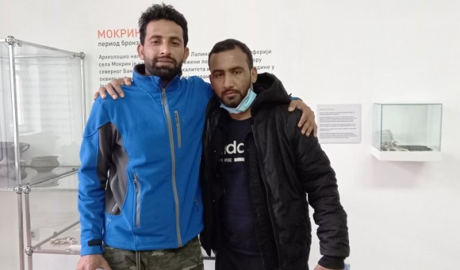 MIGRANTI U MUZEJU UČILI O SRBJII! Ovako su Based i Mohamed, prijatelji iz Pakistana zavoleli Kikindu/FOTO/