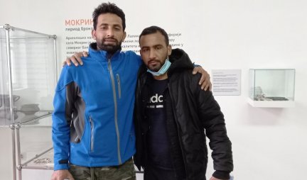 MIGRANTI U MUZEJU UČILI O SRBJII! Ovako su Based i Mohamed, prijatelji iz Pakistana zavoleli Kikindu/FOTO/