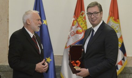 Predsedniku ukazana čast! Vučiću uručen krst vožda Ðorđa Stratimirovića /FOTO/