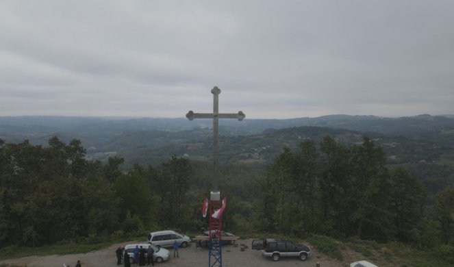 MEŠTANI SELA KOD OSEČINE NA BRDU PODGILI ANTIKOVID KRST! Neverovatna i do sada neviđena odbrana od koronavirusa!