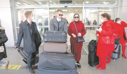 PAPARACO NA AERODROMU! ESTRADNJACI SE SA TEZGI VRATILI U SRBIJU! Ceca svude vodi dečka, Zmiki izbegava zeta