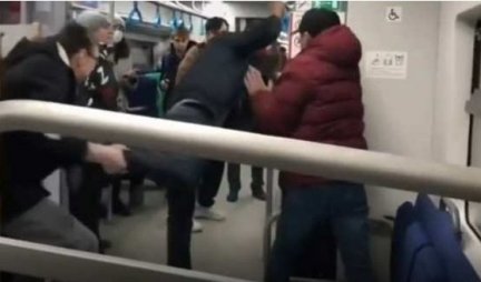 (VIDEO) AUU, MAJSTORI PA TO SE NE RADI U RUSIJI, BATINE SU NEMINOVNE! Turisti u Moskvi bili nepristojni prema dami, putnici to nisu trpeli...