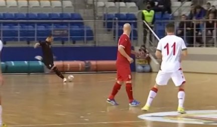 SPEKTAKULARAN GOL! Golman Srbije preko celog terena poslao loptu direktno pod prečku /VIDEO/