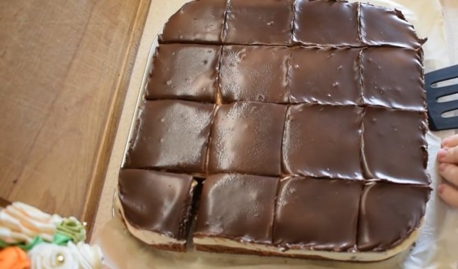 BRZO SE PRAVI, A JOŠ BRŽE JEDE! Kinder bueno torta će vas raspametiti!