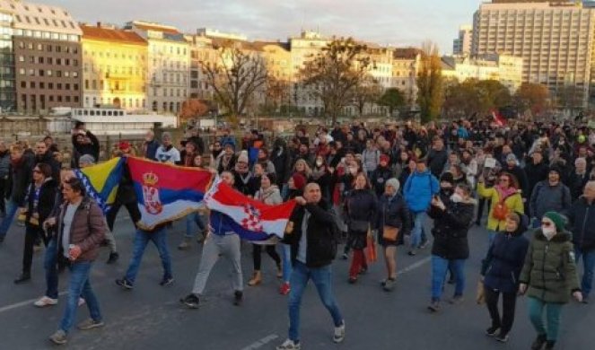 SLIKA KOJA RUŠI DRUŠTVENE MREŽE! U centru Beča zastave Srbije, BiH i Hrvatske jedna pored druge!