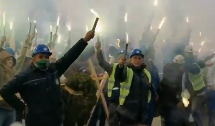 FEDERACIJA PUCA PO ŠAVOVIMA, RUDARI IZAŠLI NA ULICE! Obustavljena proizvodnja uglja u svim rudnicima, veliki protest u Sarajevu: LOPOVI, LOPOVI! /VIDEO/
