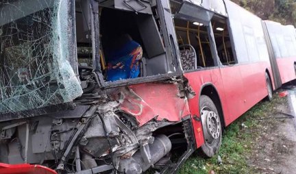 SUDAR KAMIONA I AUTOBUSA KOD UMKE, 10 POVREĐENIH! Prve slike sa lica mesta