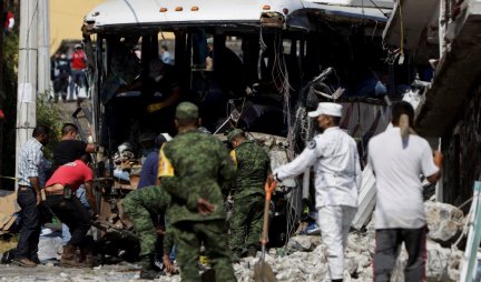 TRAGEDIJA U MEKSIKU! Autobus udario u kuću, najmanje 19 poginulih! /FOTO/