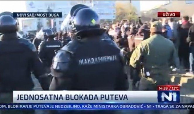 ĐILASOVSKA TELEVIZIJA PRIZNALA! "Huligani u Novom Sadu napali na žandarmeriju koja je mirno stajala!"