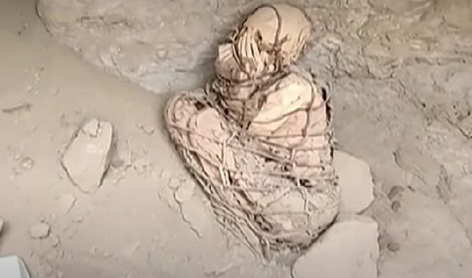 ŠOK OTKRIĆE KRAJ PACIFIKA! Pronašli mumiju staru 800 godina, kada su joj prišli zapanjili se, jedan detalj ledi krv u žilama! /FOTO, VIDEO/