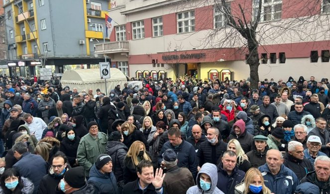 HILJADE GRAĐANA NA ULICAMA ŠAPCA! Stop blokadi puteva i puštanju batinaša na slobodu /video/