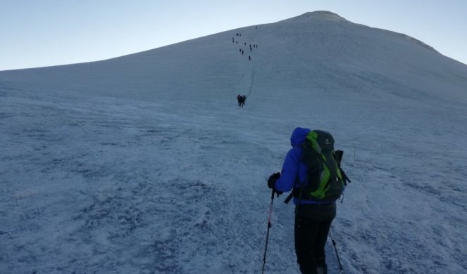 PRELEŽAO KORONU PA SE POPEO NA ARARAT! Ovako se Dejan uspeo na vrh biblijske planine u Turskoj ZABRANJENOJ ZA JERMENE/FOTO/