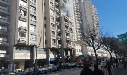 POŽAR U BLIZINI "LEPE BRENE" Vatrogasci intervenišu, dim kulja iz stana višespratnice u centru Užica /FOTO