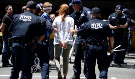 PENDRECI, PESNICE, LOMLJENJE PRSTIJU! Brutalna intervencija policije na demonstracijama u Njujorku! /FOTO, VIDEO/