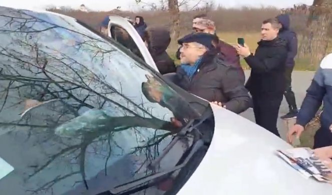 U NOVOM SADU PRETUKLI MLADIĆA, DEDI PRETILI BATINAMA! Vandali i lažni ekolozi se kače ljudima po automobilima /VIDEO/