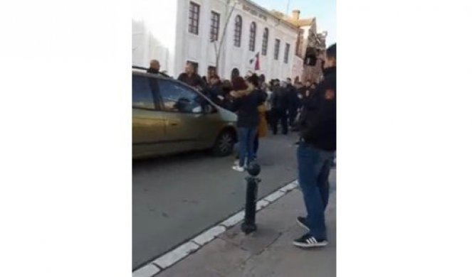 UŽAS PROTESTA U SMEDEREVSKOJ PALANCI! Čovek poveo ćerku u bolnicu, protestanti mu razbili automobil!
