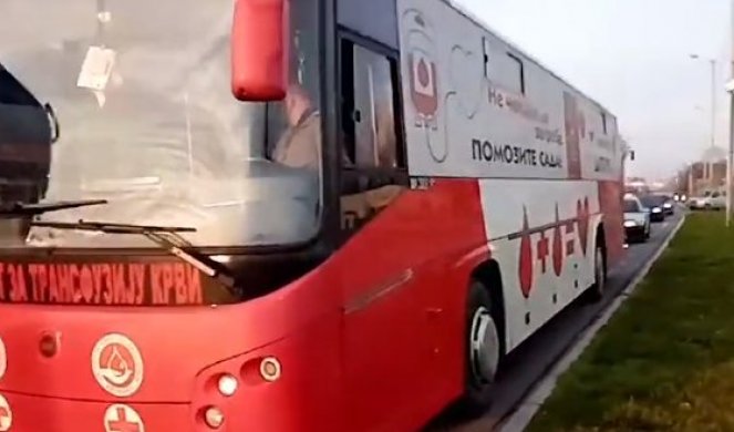 Autobus u kome se vršila transfuzija krvi blokiran u koloni sa zalihama /VIDEO/