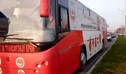 Autobus u kome se vršila transfuzija krvi blokiran u koloni sa zalihama /VIDEO/