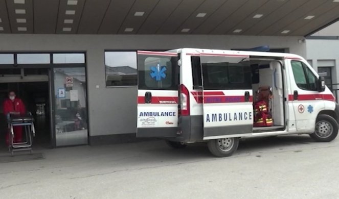 IZGUBIO KONTROLU, ZAKUCAO SE AUTOM DIREKTNO U DRVO! Vozača (26) teško povređenog kod Šapca odvezli u Beograd