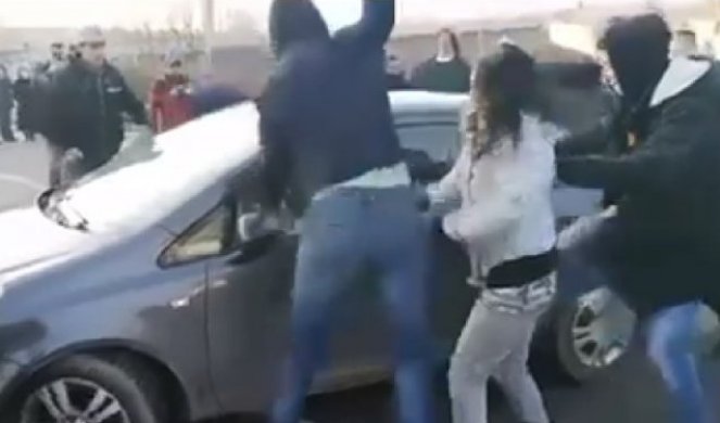 DIVLJACI! Đilasovci besno udarali po automobilu, vozač se JEDVA izvukao (VIDEO)