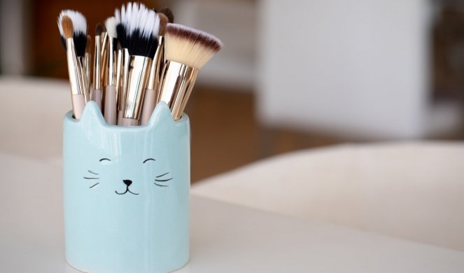 NAJJEFTINIJI način da OČISTITE ČETKICE za šminkanje! Ovaj metod koristi SLAVNI šminker KIM KARDAŠIJAN!
