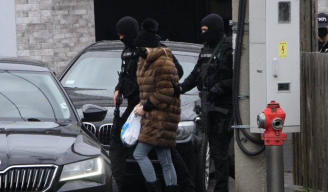 NERC PREKO RAMENA, LISICE NA RUKAMA! Uhapšena supruga Belivukove "desne ruke" odvezena u policiju/VIDEO/FOTO/