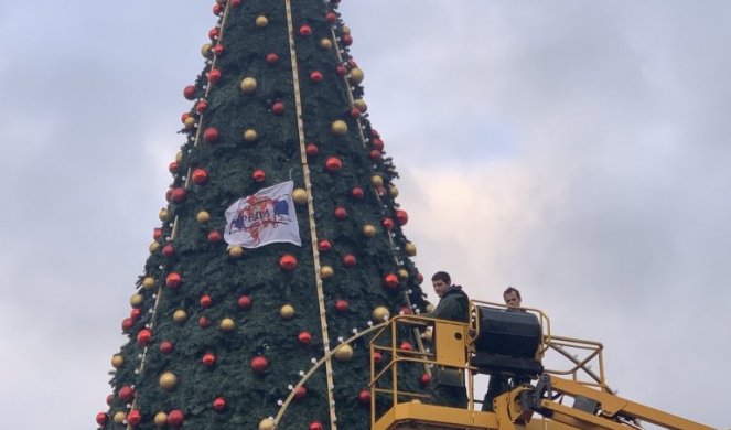 NESTVARNA SCENA DELIJA U BRAGI! Navijači podigli zastavu na VRH centralne JELKE! Nema predaje! /FOTO/VIDEO/